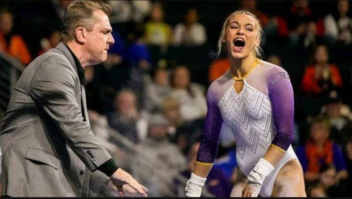 美国体操选手表演惊艳,获得高分 美国体操选手表演惊艳,获得高分