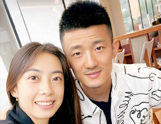 日本羽毛球队险胜韩国羽毛球队，谌龙高光表现