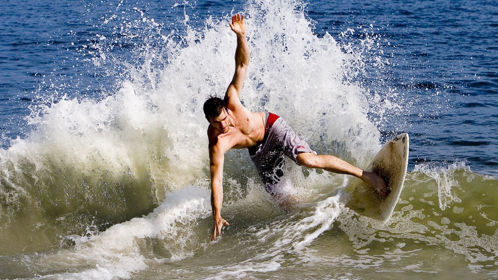 F1新赛季揭幕战与CBA压哨绝杀，速度与激情的双重奏